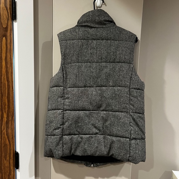 Maternity Puffer Vest - Picture 4 of 5